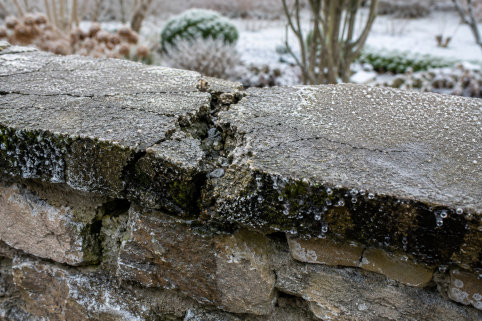 Risse in der Mauer